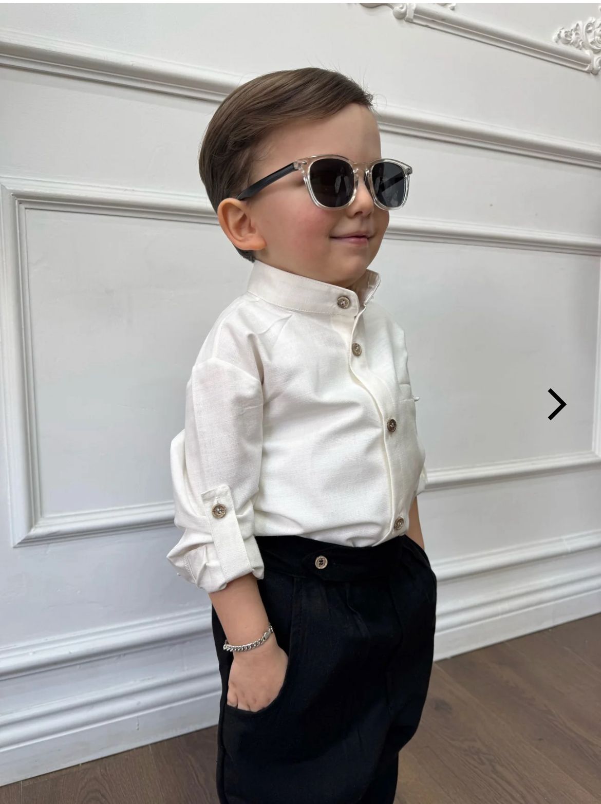 Beyaz keten gömlek siyah keten pantolon